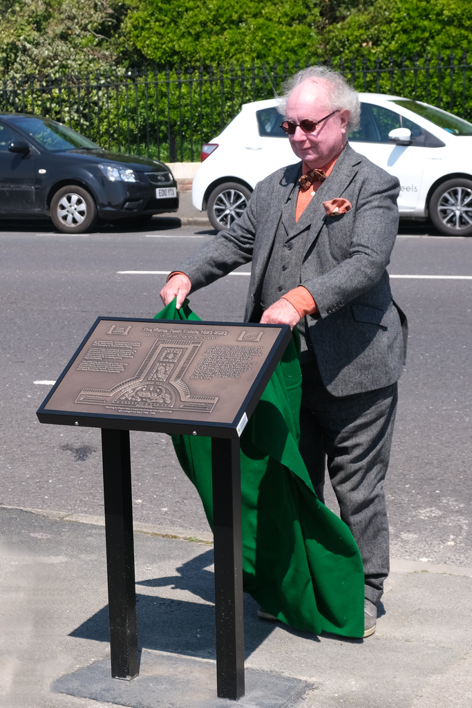 Gavin unveiling the commemorative plaque